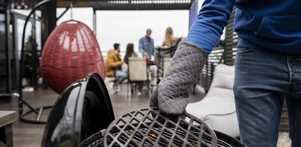 hombre-preparando-barbacoa-cocinar