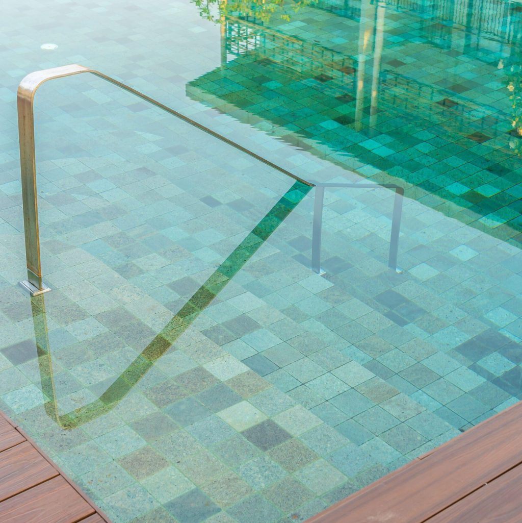 piscina-exterior-escalera