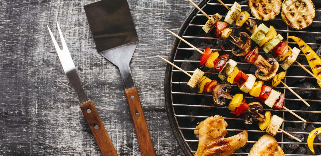preparacion-carne-parrilla-parrilla-barbacoa-sobre-fondo-madera